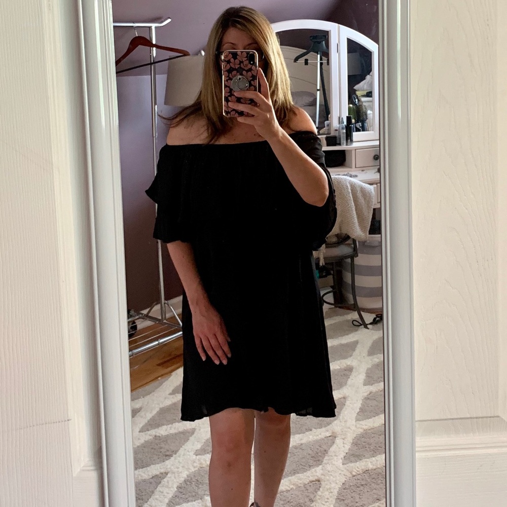 ⭐️Comfy yet Stylish Off The Shoulder Black Dress.